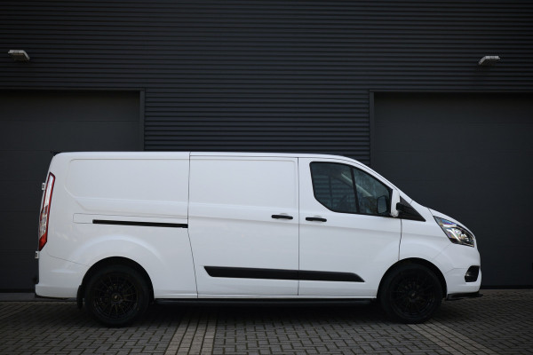 Ford Transit Custom 300 2.0 TDCI L2H1 Raptor Edition | BPM VRIJ | Camera | CarPlay | Stoelverwarming | Trekhaak | 3-Zitter | Nieuwe APK | Onderhoudsbeurt