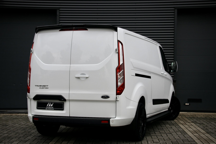 Ford Transit Custom 300 2.0 TDCI L2H1 Raptor Edition | BPM VRIJ | Camera | CarPlay | Stoelverwarming | Trekhaak | 3-Zitter | Nieuwe APK | Onderhoudsbeurt