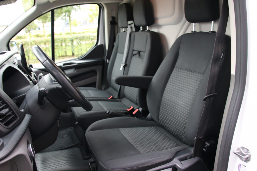 Ford Transit Custom 300 2.0 TDCI L2H1 Raptor Edition | BPM VRIJ | Camera | CarPlay | Stoelverwarming | Trekhaak | 3-Zitter | Nieuwe APK | Onderhoudsbeurt