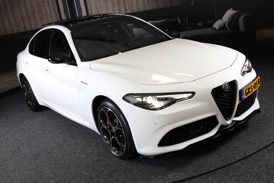 Alfa Romeo Giulia 2.0 T Veloce AWD / 280 Pk / AUT / Pano / Acc / Lane Assist / Leder / Memory / HK / Camera / Led / Pdc / 19 Inch