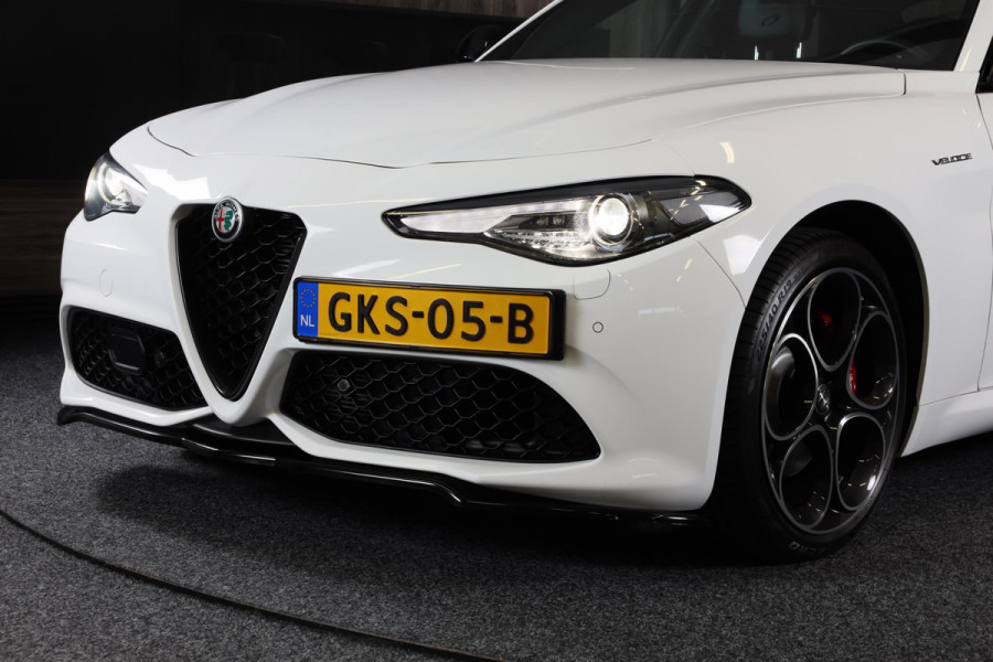 Alfa Romeo Giulia 2.0 T Veloce AWD / 280 Pk / AUT / Pano / Acc / Lane Assist / Leder / Memory / HK / Camera / Led / Pdc / 19 Inch