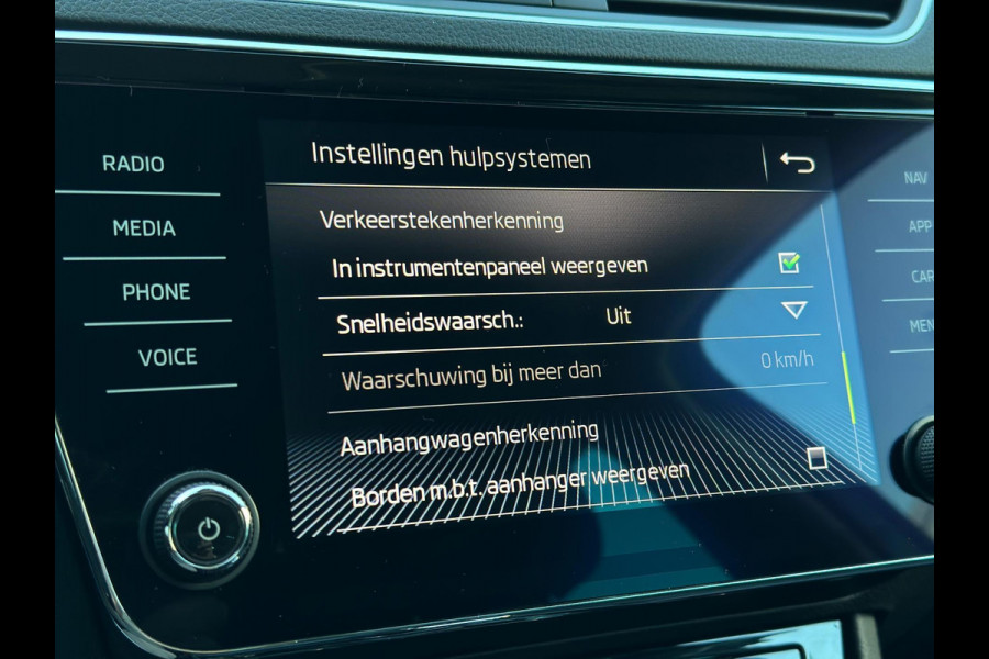 Škoda Superb Combi 2.0 TSI 4x4 CarPlay Trekhaak Camera