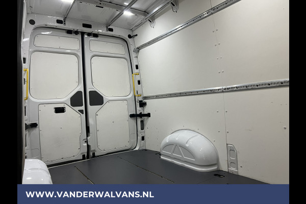 Volkswagen Crafter 2.0TDI L3H3 (Oude L2H2) Euro6 Airco | Camera | Apple Carplay | Trekhaak Parkeersensoren, Stoelverwarming, Bijrijdersbank, Android Auto