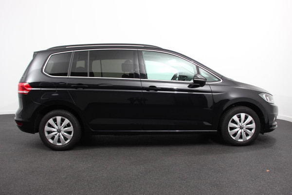 Volkswagen Touran 1.5 TSI 150pk DSG Comfortline Plus 7p | Navigatie | Apple Carplay/Android Auto | Wegklapbare trekhaak | Parkeersensoren | Adaptive Cruise Control | Stoelverwarming | Getinte ramen | Climate Control