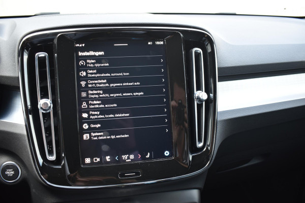 Volvo XC40 B4 211PK Automaat Plus Dark / Adaptieve cruis control / Harman kardon / Elektrische stoelen / DAB+ / Volvo On-Call