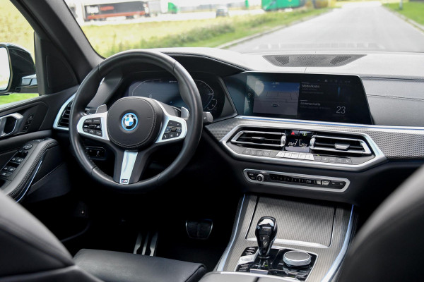 BMW X5 XDrive45e High Executive M-Sport. Luchtvering, Pano, 360, Trekhaak, Leder, Sfeer, 21'' CarPlay!