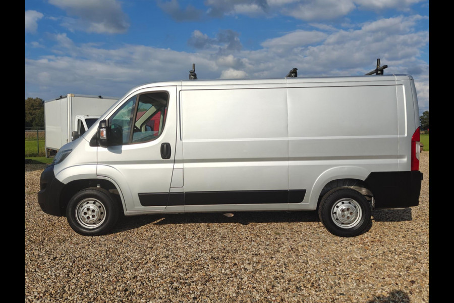 Peugeot Boxer 330 2.2 BlueHDi 140 pk L2H1 , Lang , Airco , Navi , camera , cruise , Apk okt. 2025 1e Eig.