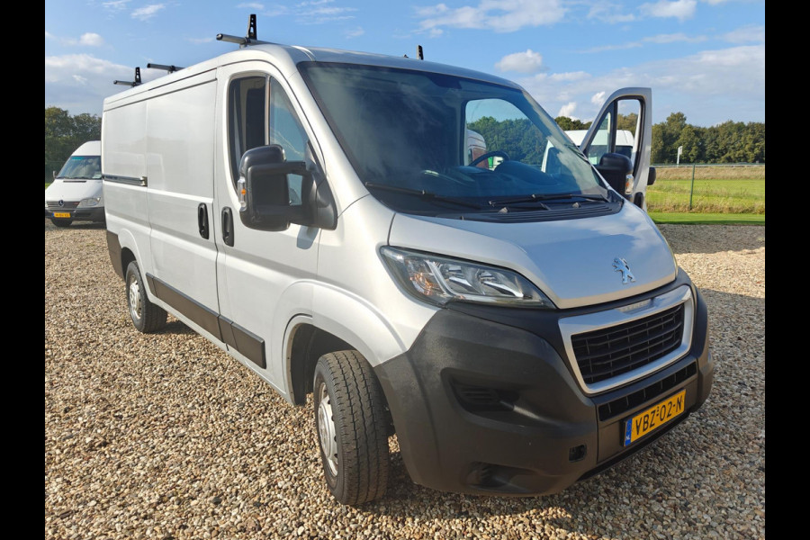 Peugeot Boxer 330 2.2 BlueHDi 140 pk L2H1 , Lang , Airco , Navi , camera , cruise , Apk okt. 2025 1e Eig.