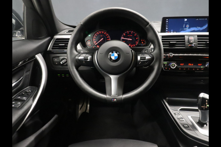 BMW 3 Serie Touring 318i M Sport AUT [SCHUIFKANTELDAK, CAMERA, NAVIGATIE, LED, SPORTONDERSTEL, VOL LEDER, DIGITAL DASHBOARD, NIEUWSTAAT]