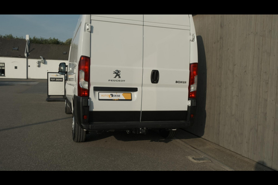 Peugeot Boxer 330 2.2 BlueHDi 120 L2H2 Premium | Trekhaak | Parkeersensoren | Navigatie | Vloerplaat