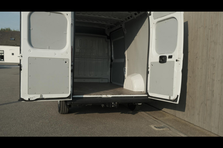 Peugeot Boxer 330 2.2 BlueHDi 120 L2H2 Premium | Trekhaak | Parkeersensoren | Navigatie | Vloerplaat