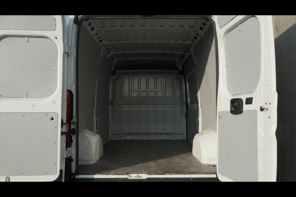 Peugeot Boxer 330 2.2 BlueHDi 120 L2H2 Premium | Trekhaak | Parkeersensoren | Navigatie | Vloerplaat