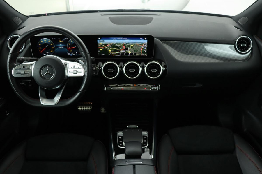 Mercedes-Benz B-Klasse 180 AMG | Panoramadak | Carplay | Trekhaak | Stoelverwarming | Camera | Half leder | Full LED | Park Assist | Navigatie