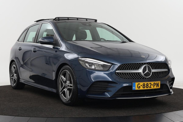 Mercedes-Benz B-Klasse 180 AMG | Panoramadak | Carplay | Trekhaak | Stoelverwarming | Camera | Half leder | Full LED | Park Assist | Navigatie