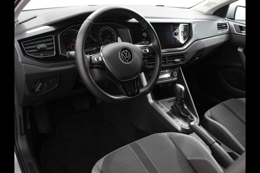 Volkswagen Polo 1.0 TSI Highline DSG | Navigatie | Apple Carplay / Android Auto | Adaptive Cruise Control |  Parkeersensoren | Extra Getint Glas | Voorstoelen Verwarmd |