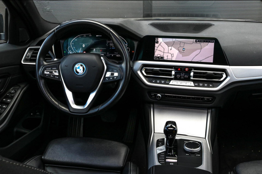 BMW 3 Serie Touring 330e - PANO - TREKHAAK - SPECIALE KLEUR