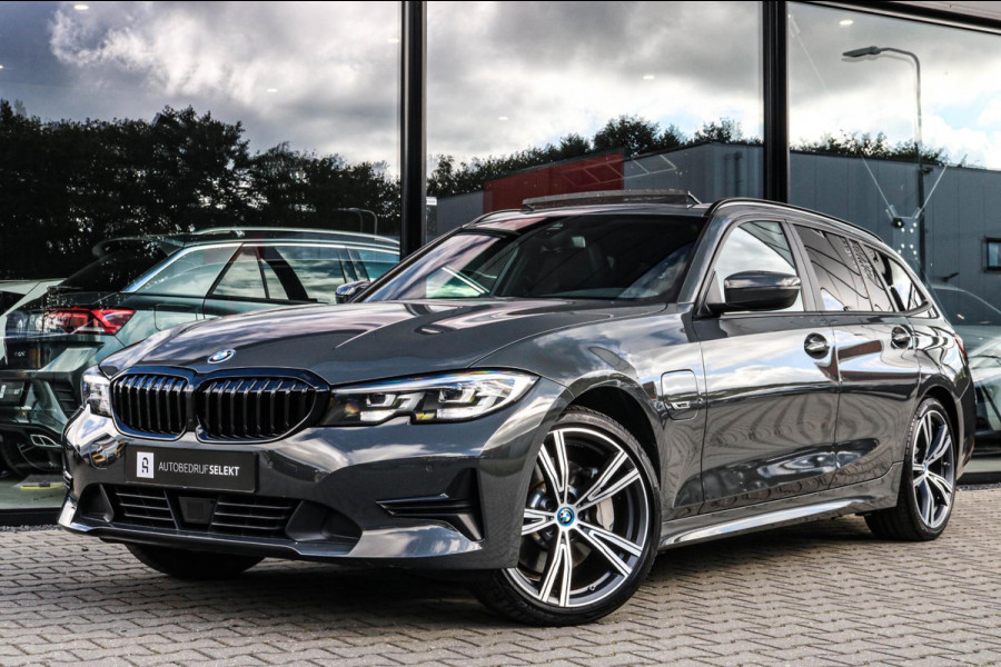 BMW 3 Serie Touring 330e - PANO - TREKHAAK - SPECIALE KLEUR