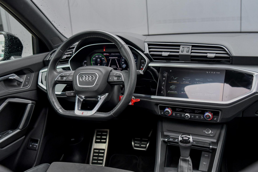 Audi Q3 Sportback 45 TFSI e S-Line. BTW, Pano, Dodeh, Camera, Trekhaak, Matrix, 20'', CarPlay!