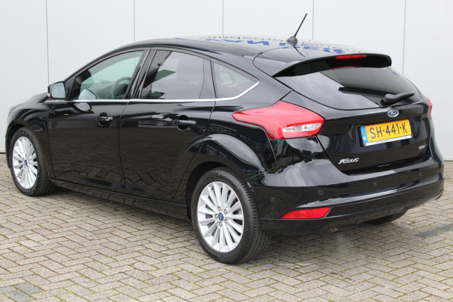 Ford Focus 1.0-125pk Titanium. Nette en goed onderhouden Ford Focus hatchback in de luxe Titanium uitvoering. Volautm. airco dual, cruise control, navigatie, telefoonvoorb., keyless entry-keyless go, LM wielen, verwarmd voorraam, parkeersensoren v~a etc.