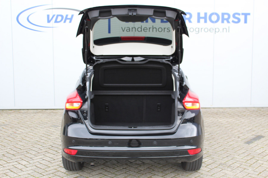 Ford Focus 1.0-125pk Titanium. Nette en goed onderhouden Ford Focus hatchback in de luxe Titanium uitvoering. Volautm. airco dual, cruise control, navigatie, telefoonvoorb., keyless entry-keyless go, LM wielen, verwarmd voorraam, parkeersensoren v~a etc.