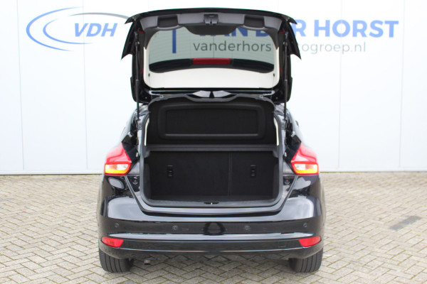 Ford Focus 1.0-125pk Titanium. Nette en goed onderhouden Ford Focus hatchback in de luxe Titanium uitvoering. Volautm. airco dual, cruise control, navigatie, telefoonvoorb., keyless entry-keyless go, LM wielen, verwarmd voorraam, parkeersensoren v~a etc.