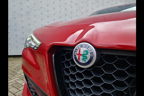 Alfa Romeo Stelvio 2.0 T AWD First Edition Automaat | Rosso Competizione | Leder | Memory Seat | Flippers | Camera | Navi | PDC | DAB | Trekhaak |