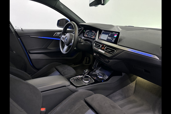 BMW 1-serie 118i M Sport Misano Blauw Metallic | Panodak | Competition Alcantara Sportstoelen | Harman Kardon | Apple Carplay  Sfeerverlichting | Navi Prof | Head Up | Camera |