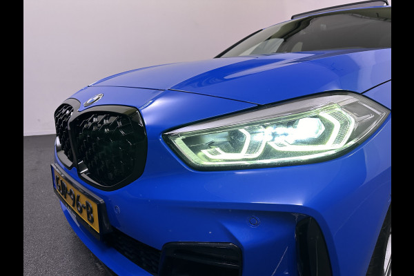 BMW 1-serie 118i M Sport Misano Blauw Metallic | Panodak | Competition Alcantara Sportstoelen | Harman Kardon | Apple Carplay  Sfeerverlichting | Navi Prof | Head Up | Camera |