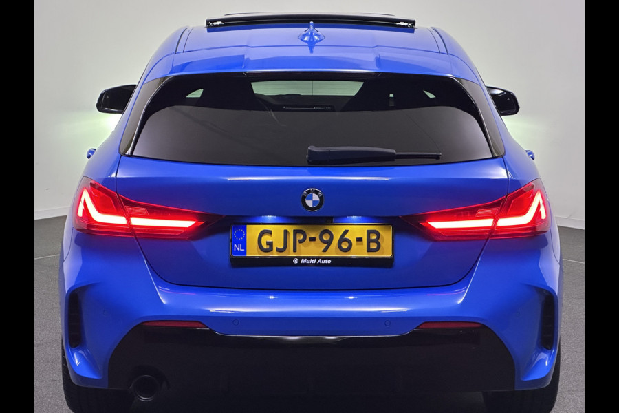 BMW 1-serie 118i M Sport Misano Blauw Metallic | Panodak | Competition Alcantara Sportstoelen | Harman Kardon | Apple Carplay  Sfeerverlichting | Navi Prof | Head Up | Camera |