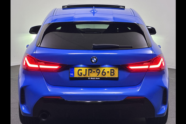 BMW 1-serie 118i M Sport Misano Blauw Metallic | Panodak | Competition Alcantara Sportstoelen | Harman Kardon | Apple Carplay  Sfeerverlichting | Navi Prof | Head Up | Camera |