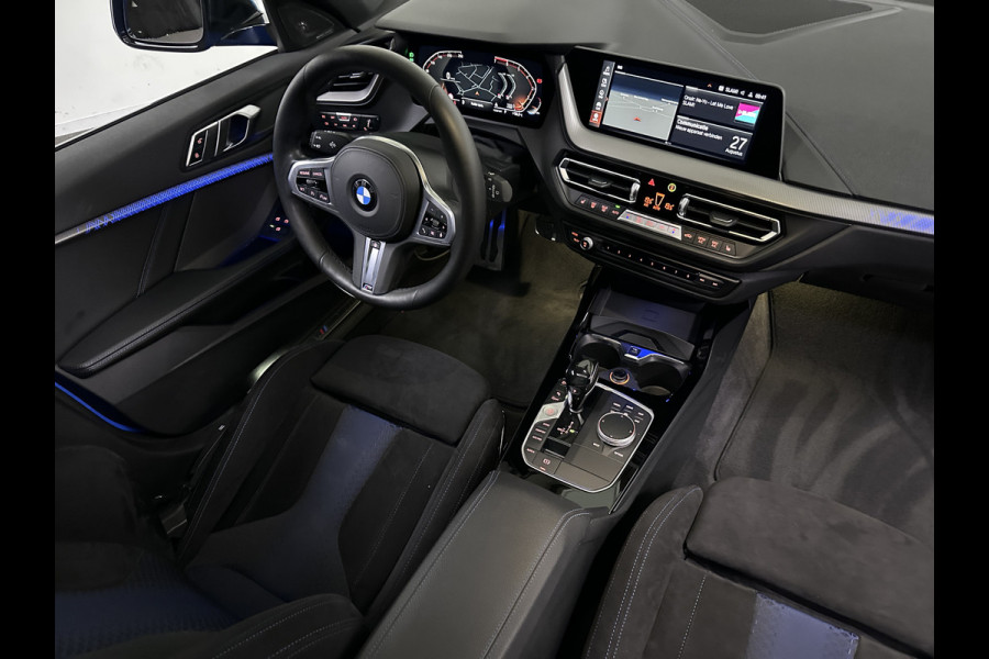 BMW 1-serie 118i M Sport Misano Blauw Metallic | Panodak | Competition Alcantara Sportstoelen | Harman Kardon | Apple Carplay  Sfeerverlichting | Navi Prof | Head Up | Camera |