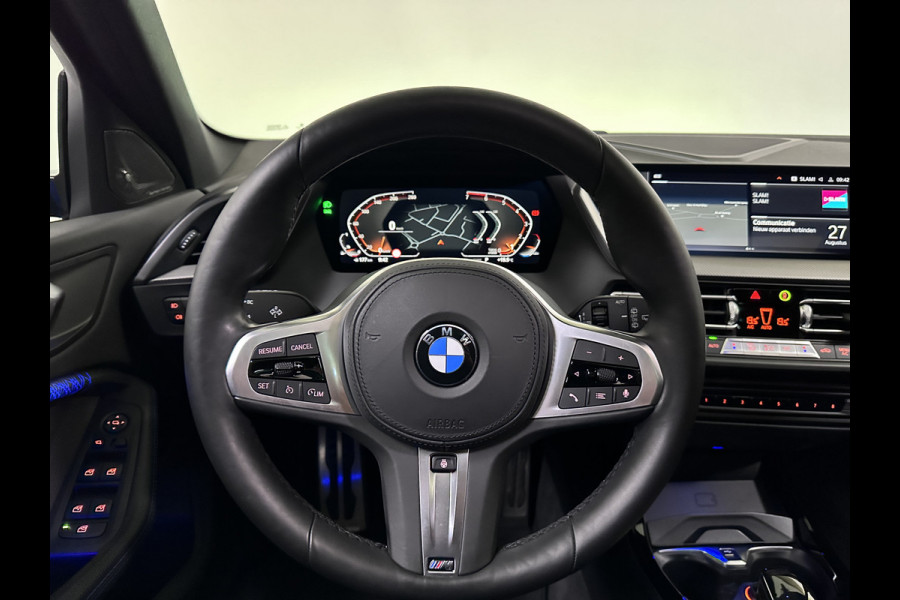 BMW 1-serie 118i M Sport Misano Blauw Metallic | Panodak | Competition Alcantara Sportstoelen | Harman Kardon | Apple Carplay  Sfeerverlichting | Navi Prof | Head Up | Camera |