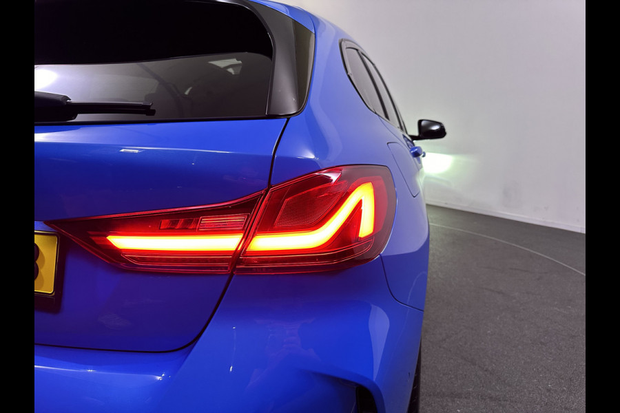 BMW 1-serie 118i M Sport Misano Blauw Metallic | Panodak | Competition Alcantara Sportstoelen | Harman Kardon | Apple Carplay  Sfeerverlichting | Navi Prof | Head Up | Camera |