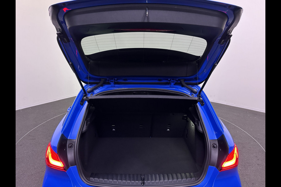 BMW 1-serie 118i M Sport Misano Blauw Metallic | Panodak | Competition Alcantara Sportstoelen | Harman Kardon | Apple Carplay  Sfeerverlichting | Navi Prof | Head Up | Camera |