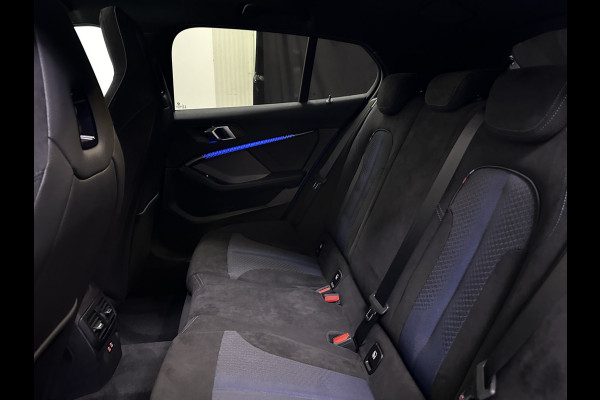 BMW 1-serie 118i M Sport Misano Blauw Metallic | Panodak | Competition Alcantara Sportstoelen | Harman Kardon | Apple Carplay  Sfeerverlichting | Navi Prof | Head Up | Camera |