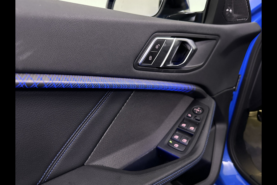 BMW 1-serie 118i M Sport Misano Blauw Metallic | Panodak | Competition Alcantara Sportstoelen | Harman Kardon | Apple Carplay  Sfeerverlichting | Navi Prof | Head Up | Camera |