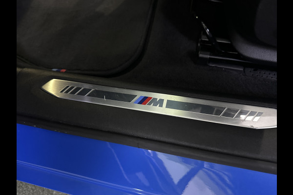 BMW 1-serie 118i M Sport Misano Blauw Metallic | Panodak | Competition Alcantara Sportstoelen | Harman Kardon | Apple Carplay  Sfeerverlichting | Navi Prof | Head Up | Camera |