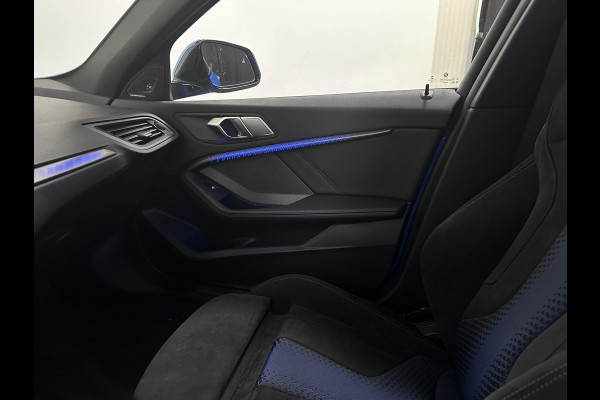 BMW 1-serie 118i M Sport Misano Blauw Metallic | Panodak | Competition Alcantara Sportstoelen | Harman Kardon | Apple Carplay  Sfeerverlichting | Navi Prof | Head Up | Camera |