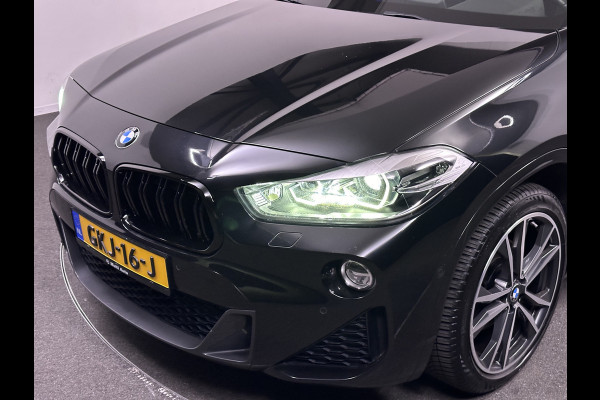 BMW X2 sDrive18i M Sport 140pk Dealer O.H | Panodak | Sportstoelen Verwarmd | Camera | 19"L.M | DAB | Sfeerverlichting | EL. Achterklep |