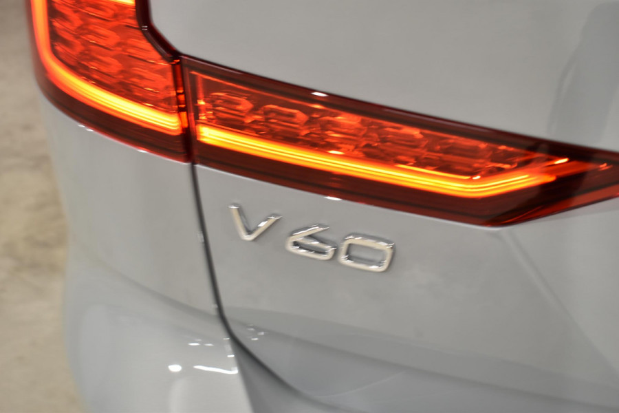 Volvo V60 T6 350PK Longe Range Recharge AWD Plus Dark / Driver assist / Sportstoelen / donker getint glas / 19 velgen