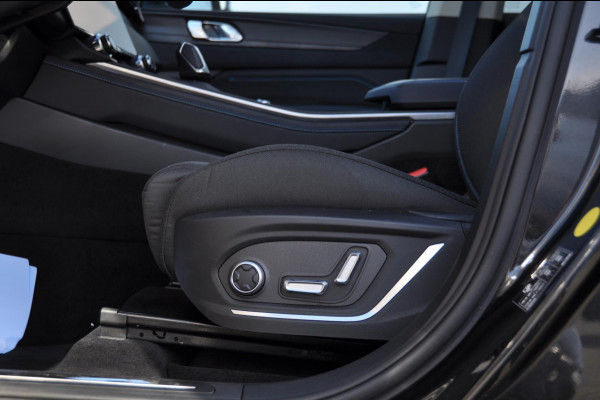 Lynk & Co 01 261PK Automaat / Adaptieve cruise control/ Elektrische stoelen/ BLIS/ Stoelverwarming/ Elektrische achterklep/ Climate control/ Parkeersensoren met camera/ Regensensor/ Keyless entry