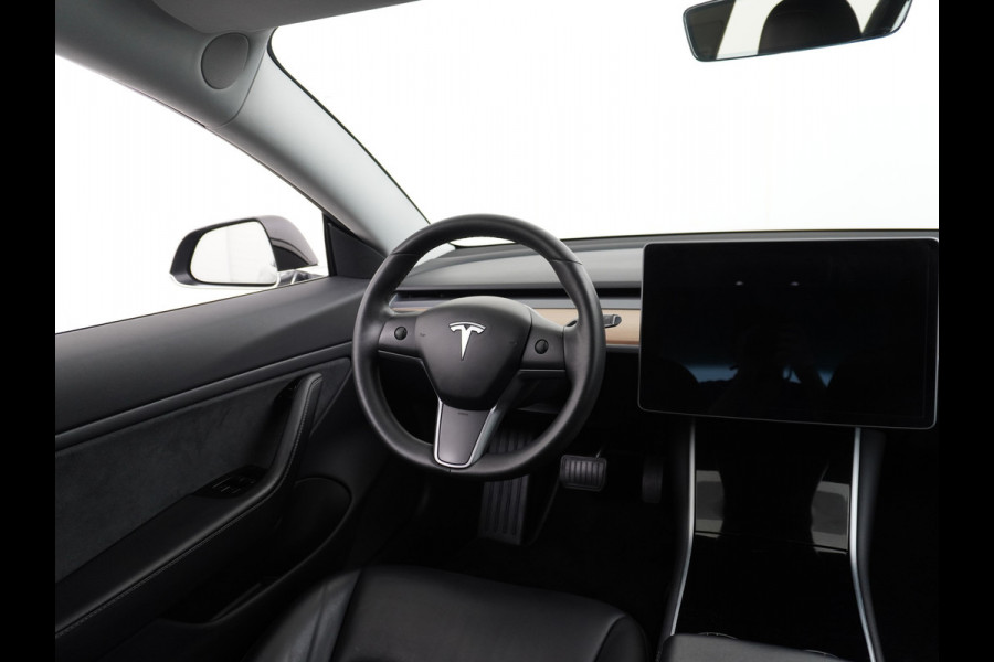 Tesla Model 3 SR+60kWh 325PK AutoPilot FSD.vb Leer PanoDak Adaptive cruise 18" Camera's Elektr.-Stuur+Stoelen+Spiegels+Geheugen+Easy-Entry+Ver Ecc Navigatiesysteem full map LED-a+v Comfortstoel(en) ACC Dual-ECC DAB Voorverwarmen interieur via App Keyless via Telefoonsleutel One-Pedal-Drive Origin. NLse auto !