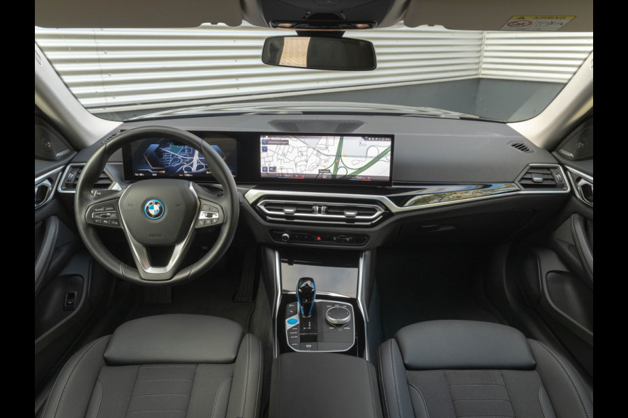 BMW i4 eDrive35 - Trekhaak - Driving Ass - ACC - Harman Kardon - Stoelverwarming