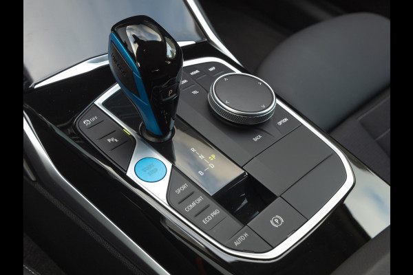 BMW i4 eDrive35 - Trekhaak - Driving Ass - ACC - Harman Kardon - Stoelverwarming