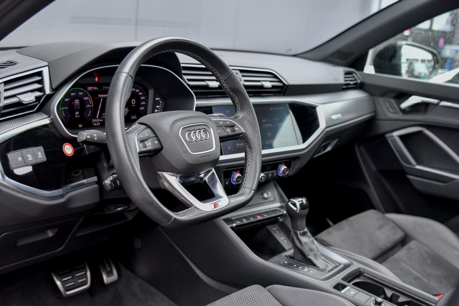 Audi Q3 Sportback 45 TFSI e S-Line. BTW, Pano, Dodeh, Camera, Trekhaak, Matrix, 20'', CarPlay!