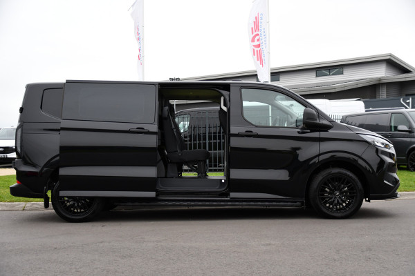 Ford Transit Custom 320 2.0 TDCI L2H1 DC Black Edition Camera, Cruise, Automaat, Stoelverwarming, Trekhaak, 2 x Schuifdeur, Carplay, Multimedia, 136PK, Leverbaar!