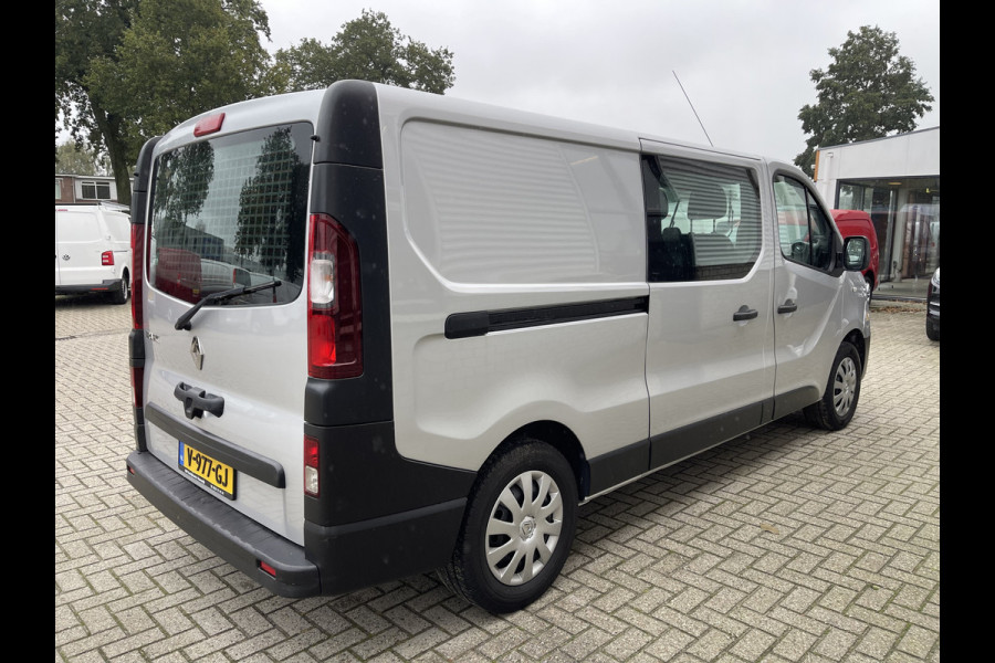 Renault Trafic 1.6 dCi 115pk T29 L2H1 DC 6 persoons Comfort / prijs rijklaar € 13.950 ex btw / lease vanaf € 256 / airco / zilver metallic / achterklep