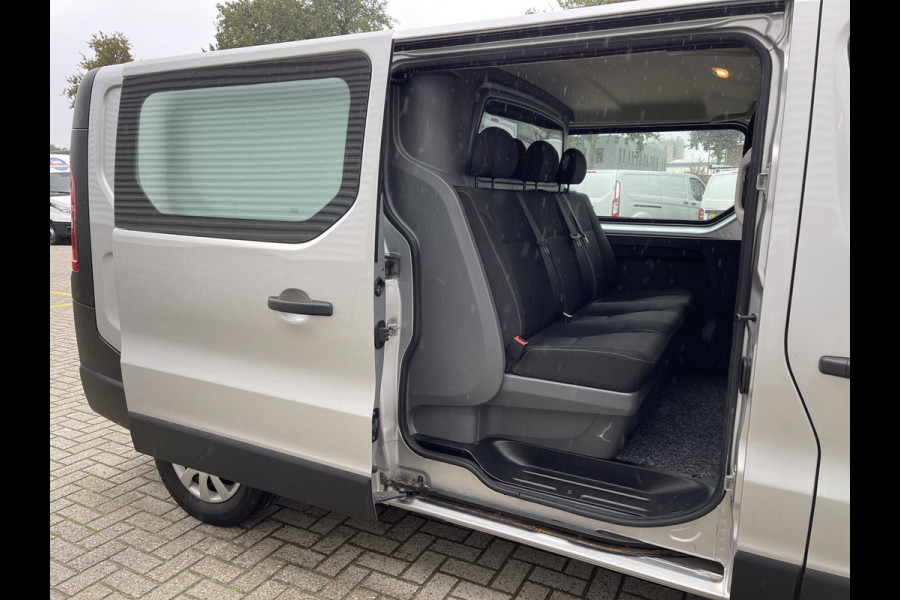 Renault Trafic 1.6 dCi 115pk T29 L2H1 DC 6 persoons Comfort / prijs rijklaar € 13.950 ex btw / lease vanaf € 256 / airco / zilver metallic / achterklep