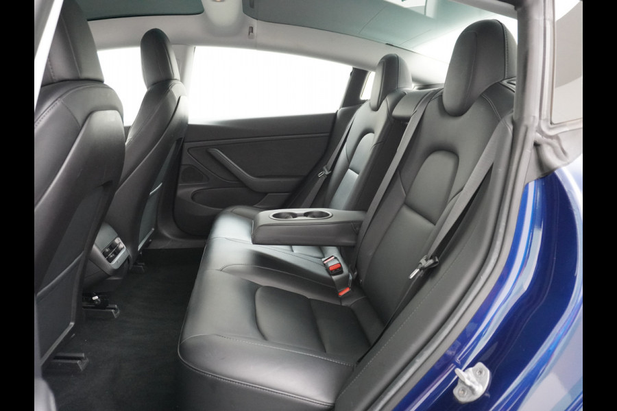 Tesla Model 3 SR+ 325PK AutoPilot Leer PanoDak Adaptive cruise 18" Camera's Elektr.-Stuur+Stoelen+Spiegels+Geheugen+Easy-Entry+Verwarmde stoel Ecc Navigatiesysteem full map LED-a+v Koplampspoeiers Comfortstoel(en) ACC Dual-ECC DAB Voorverwarmen interieur via App Keyless via Telefoonsleutel One-Pedal-Drive Origin. NLse auto ! 1e eigenaar