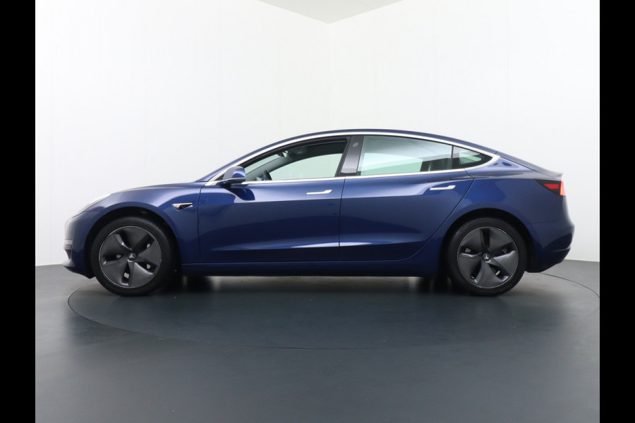 Tesla Model 3 SR+ 325PK AutoPilot Leer PanoDak Adaptive cruise 18" Camera's Elektr.-Stuur+Stoelen+Spiegels+Geheugen+Easy-Entry+Verwarmde stoel Ecc Navigatiesysteem full map LED-a+v Koplampspoeiers Comfortstoel(en) ACC Dual-ECC DAB Voorverwarmen interieur via App Keyless via Telefoonsleutel One-Pedal-Drive Origin. NLse auto ! 1e eigenaar